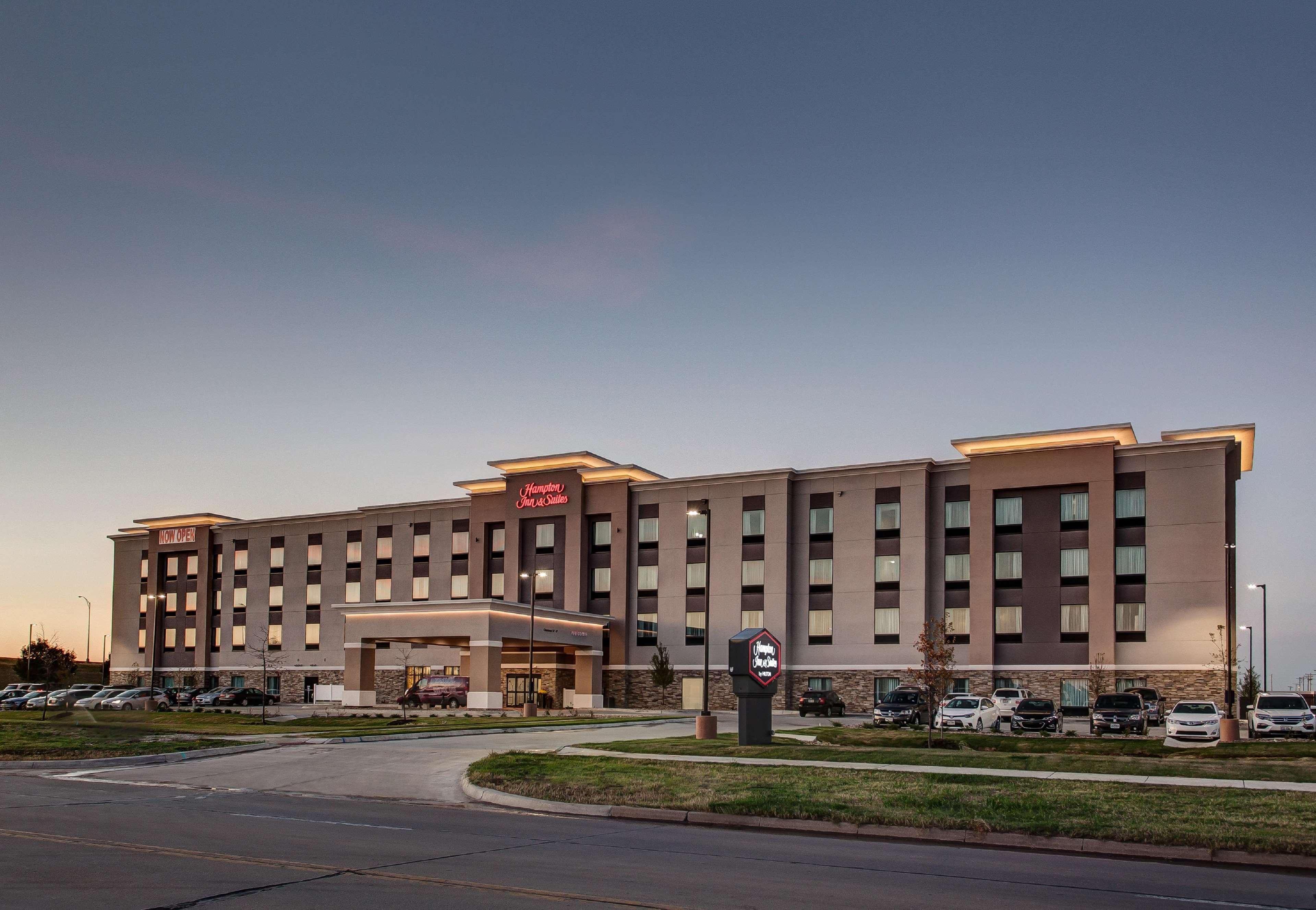 Hampton Inn & Suites-Wichita/Airport, Ks Exteriör bild